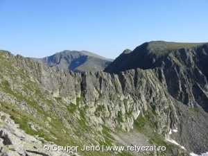 A Zárt kapuk csipkézett gerince északról